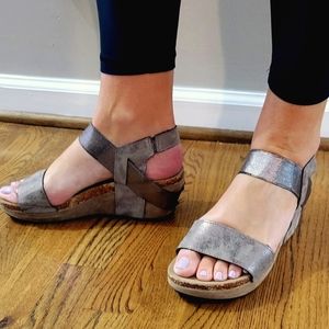 Pierre Dumas silver low wedge size 10